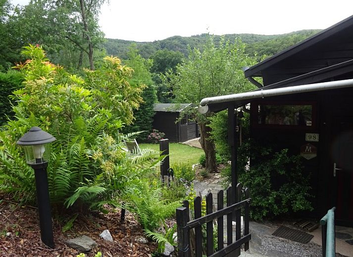 Gemuetliches Wohnzimmer des Chalet Cisland in Bohan sur Semois, Ardennen, mit Holzofen und bequemen Sitzgelegenheiten.