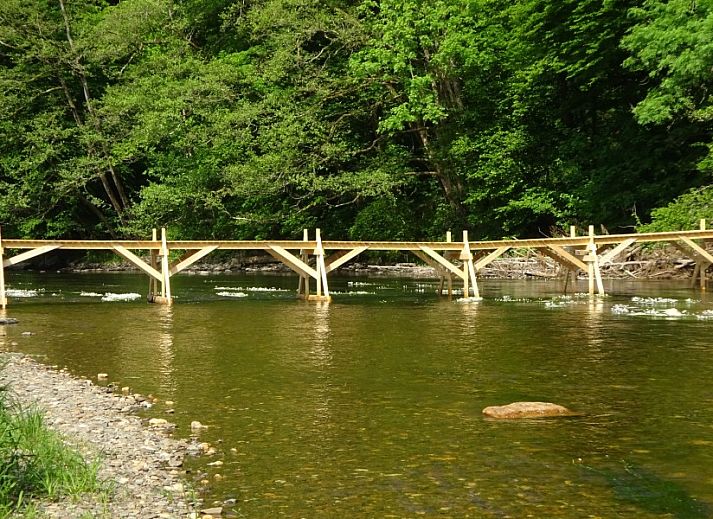 Speisesaal im Chalet Cisland, Bohan sur Semois, Ardennen, mit grossem Tisch und Blick auf den Garten.