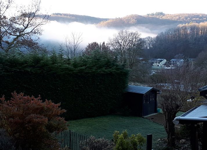 Speisesaal im Chalet Cisland, Bohan sur Semois, Ardennen, mit grossem Tisch und Blick auf den Garten.