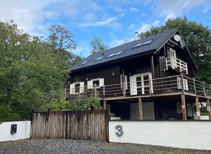 Ferienhaus in Heure, ein charmantes Ferienhaus in den Ardennen, Belgien, umgeben von Natur mit einer grossen Terrasse und schoener Aussicht.
