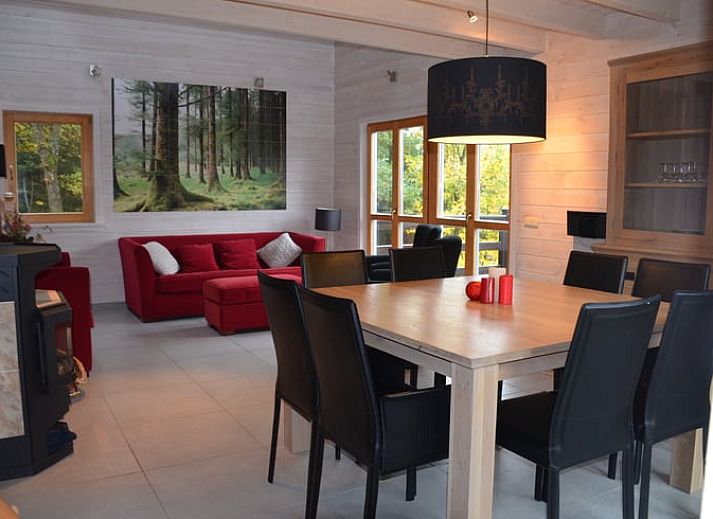 Ferienhaus in Heure, ein charmantes Ferienhaus in den Ardennen, Belgien, umgeben von Natur mit einer grossen Terrasse und schoener Aussicht.