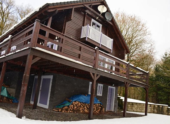 Ferienhaus in Heure, ein charmantes Ferienhaus in den Ardennen, Belgien, mit einer grossen Terrasse inmitten der Natur.