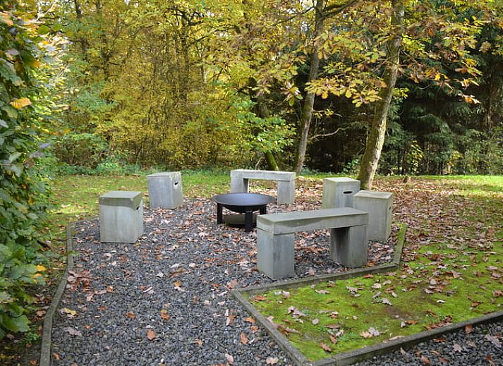 Ferienhaus in Heure, ein charmantes Ferienhaus in den Ardennen, Belgien, mit einer grossen Terrasse inmitten der Natur.