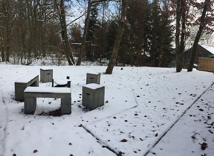 Geniessen Sie die natuerliche Umgebung im Ferienhaus in Heure, Ardennen, Belgien, mit einem Trampolin zwischen den Baeumen fuer Spass im Freien.