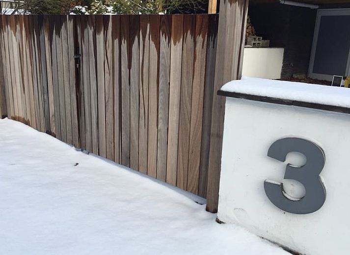 Geniessen Sie die natuerliche Umgebung im Ferienhaus in Heure, Ardennen, Belgien, mit einem Trampolin zwischen den Baeumen fuer Spass im Freien.
