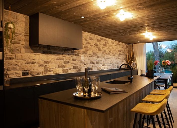 Geniessen Sie die sonnenverwoehnte Terrasse des Ferienhauses in Heure, Ardennen, Belgien, umgeben von ueppiger Natur.