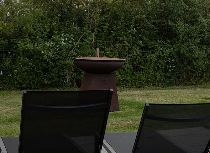 Geniessen Sie die sonnenverwoehnte Terrasse des Ferienhauses in Heure, Ardennen, Belgien, umgeben von ueppiger Natur.