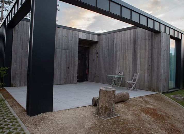 Geniessen Sie die sonnenverwoehnte Terrasse des Ferienhauses in Heure, Ardennen, Belgien, umgeben von ueppiger Natur.
