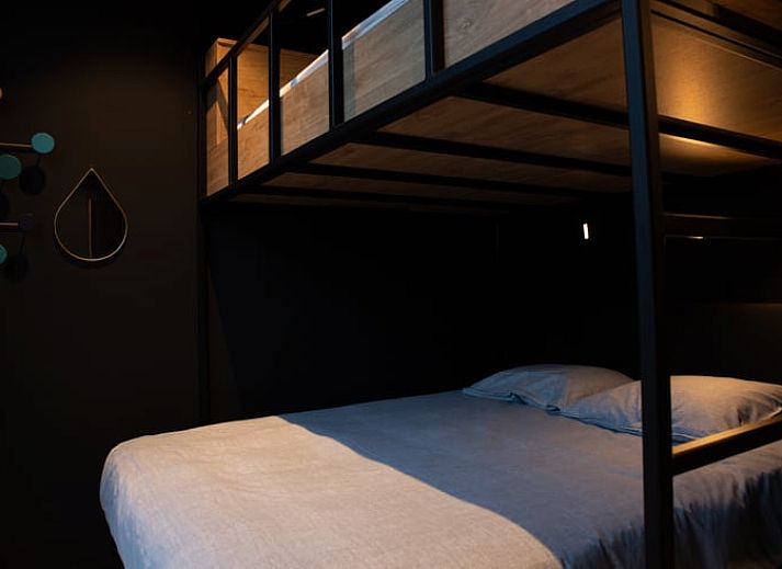 Moderne Architektur inmitten von Gruen im Ferienhaus in Heure, einem Ferienhaus in den schoenen Ardennen, Belgien.