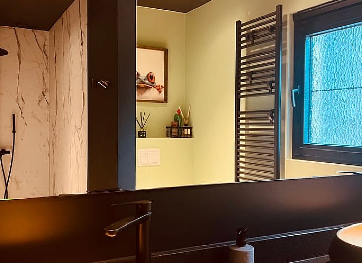 Moderne Architektur inmitten von Gruen im Ferienhaus in Heure, einem Ferienhaus in den schoenen Ardennen, Belgien.