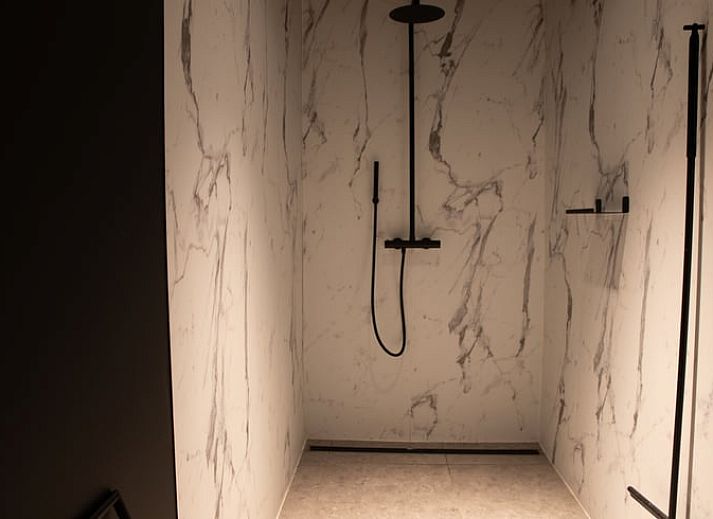 Stilvolle Kueche und Essbereich im Ferienhaus in Heure, das in der ruhigen Umgebung der Ardennen, Belgien, liegt.