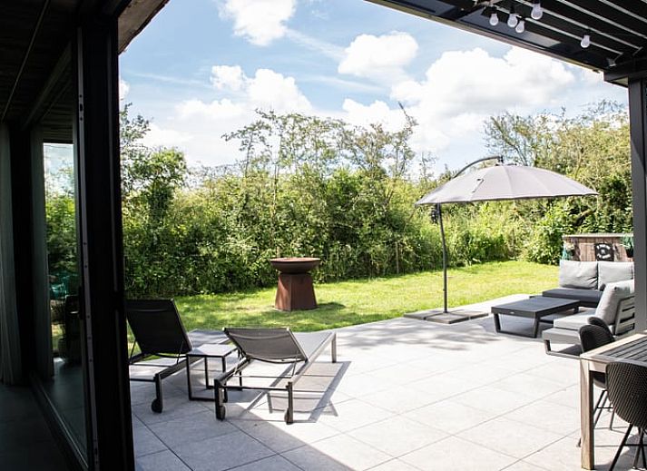 Stilvolle Kueche und Essbereich im Ferienhaus in Heure, das in der ruhigen Umgebung der Ardennen, Belgien, liegt.
