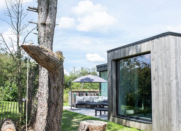 Stilvolle Kueche und Essbereich im Ferienhaus in Heure, das in der ruhigen Umgebung der Ardennen, Belgien, liegt.
