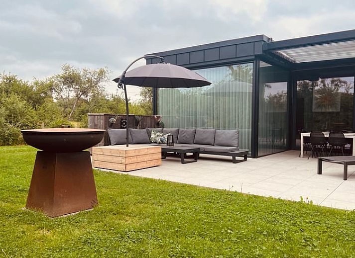 Gemuetliche Abendbeleuchtung in der Kueche von Holiday home in Heure, einem Ferienhaus in den laendlichen Ardennen, Belgien.