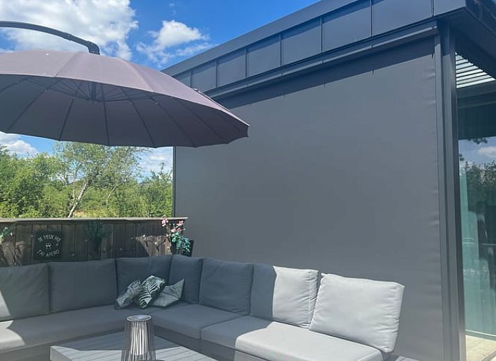 Gemuetliche Abendbeleuchtung in der Kueche von Holiday home in Heure, einem Ferienhaus in den laendlichen Ardennen, Belgien.