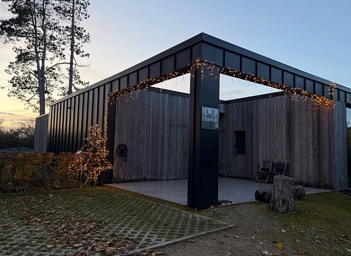 Gemuetliche Abendbeleuchtung in der Kueche von Holiday home in Heure, einem Ferienhaus in den laendlichen Ardennen, Belgien.