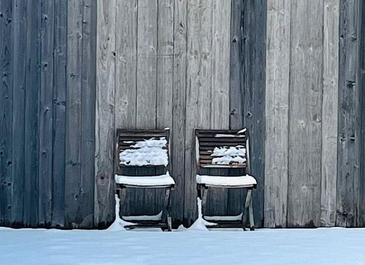 Gemuetliche Abendbeleuchtung in der Kueche von Holiday home in Heure, einem Ferienhaus in den laendlichen Ardennen, Belgien.