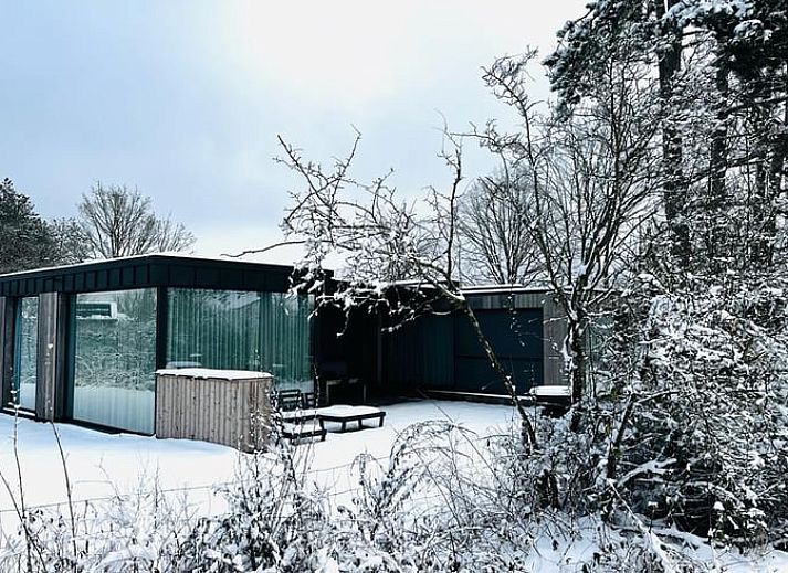 Entspannen Sie sich im Garten des Ferienhauses in Heure, mit Blick auf die gruene Umgebung der Ardennen, Belgien.