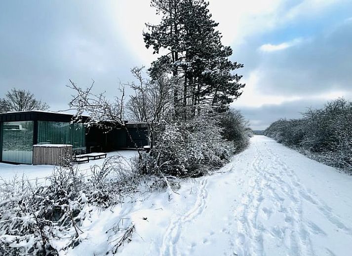 Entspannen Sie sich im Garten des Ferienhauses in Heure, mit Blick auf die gruene Umgebung der Ardennen, Belgien.