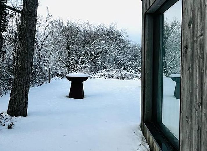Entspannen Sie sich im Garten des Ferienhauses in Heure, mit Blick auf die gruene Umgebung der Ardennen, Belgien.