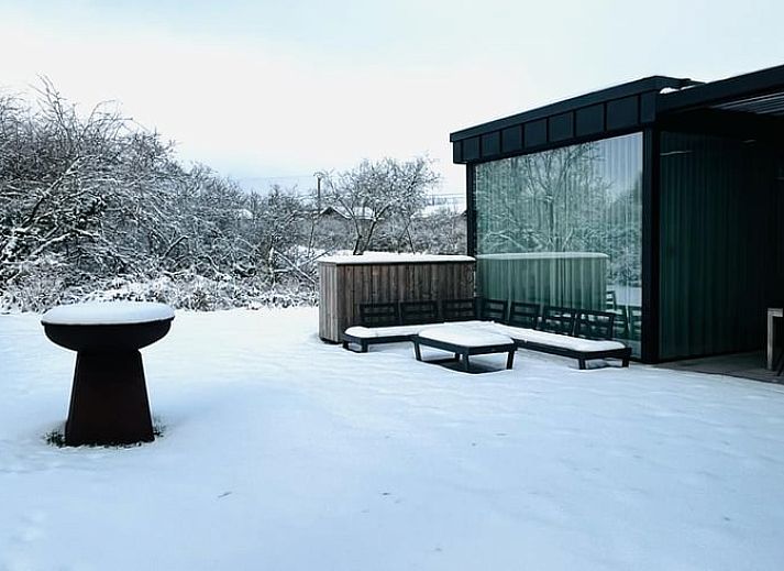 Entspannen Sie sich im Garten des Ferienhauses in Heure, mit Blick auf die gruene Umgebung der Ardennen, Belgien.