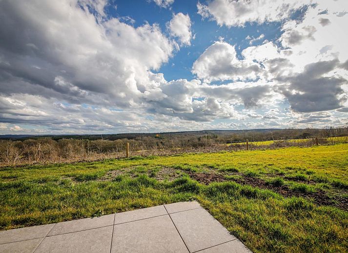 Modernes Ferienhaus La Ruree in Heure, Ardennen, mit grosser Terrasse und schoener Aussicht auf die Natur in Namur, Belgien.