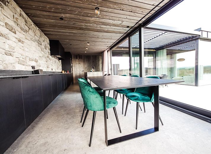 Modernes Wohnzimmer im Ferienhaus La Ruree, Heure, Ardennen, Belgien, mit stilvoller Einrichtung und grossen Fenstern fuer natuerliches Licht.