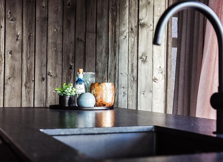 Modernes Wohnzimmer im Ferienhaus La Ruree, Heure, Ardennen, Belgien, mit stilvoller Einrichtung und grossen Fenstern fuer natuerliches Licht.