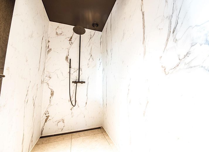 Moderne Kueche im Ferienhaus La Ruree, Heure, Ardennen, Belgien, mit Holzausstattung und stilvollem Dekor.