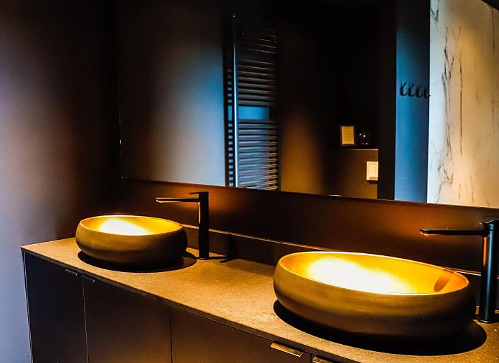 Geniessen Sie einen atemberaubenden Blick aus dem Schlafzimmer des Ferienhauses La Ruree in Heure, Ardennen, Belgien.