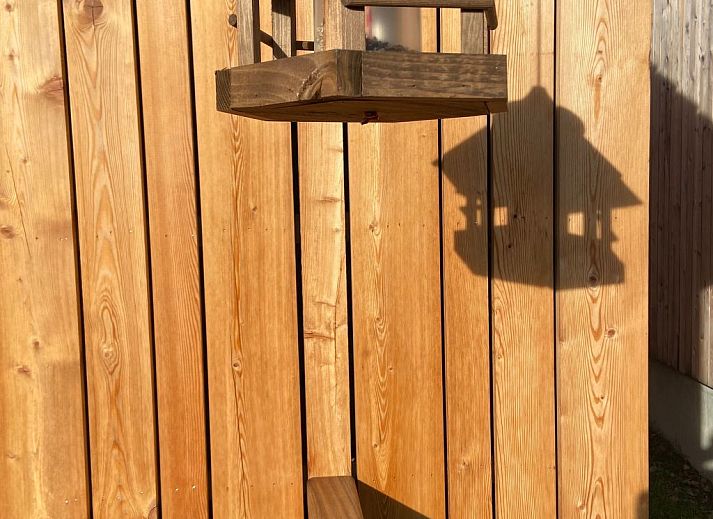 Holzvogelhaeuschen beim Ferienhaus Modernes Chalet fuer 4 Personen in einer waldreichen Umgebung in Heure, Ardennen, Belgien.