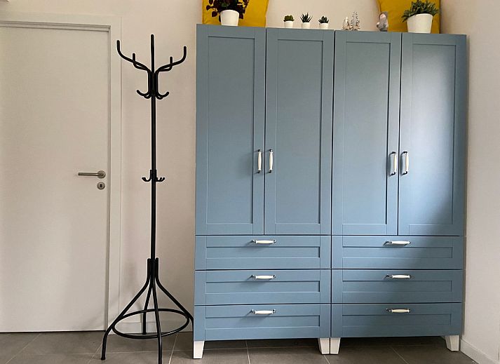 Holzvogelhaeuschen beim Ferienhaus Modernes Chalet fuer 4 Personen in einer waldreichen Umgebung in Heure, Ardennen, Belgien.