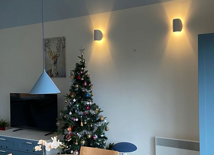 Holzvogelhaeuschen beim Ferienhaus Modernes Chalet fuer 4 Personen in einer waldreichen Umgebung in Heure, Ardennen, Belgien.