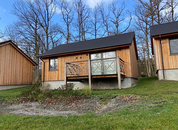 Holzvogelhaeuschen beim Ferienhaus Modernes Chalet fuer 4 Personen in einer waldreichen Umgebung in Heure, Ardennen, Belgien.
