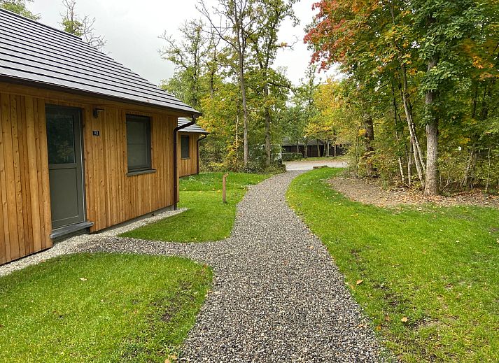 Stilvoller Innenraum im Ferienhaus Modernes Chalet in Heure, Ardennen, mit blauem Schrank und Garderobe fuer einen komfortablen Aufenthalt.