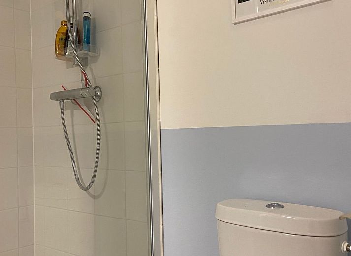 Stilvoller Innenraum im Ferienhaus Modernes Chalet in Heure, Ardennen, mit blauem Schrank und Garderobe fuer einen komfortablen Aufenthalt.