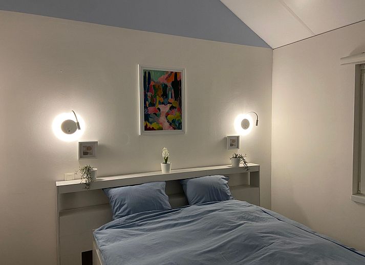 Stilvoller Innenraum im Ferienhaus Modernes Chalet in Heure, Ardennen, mit blauem Schrank und Garderobe fuer einen komfortablen Aufenthalt.