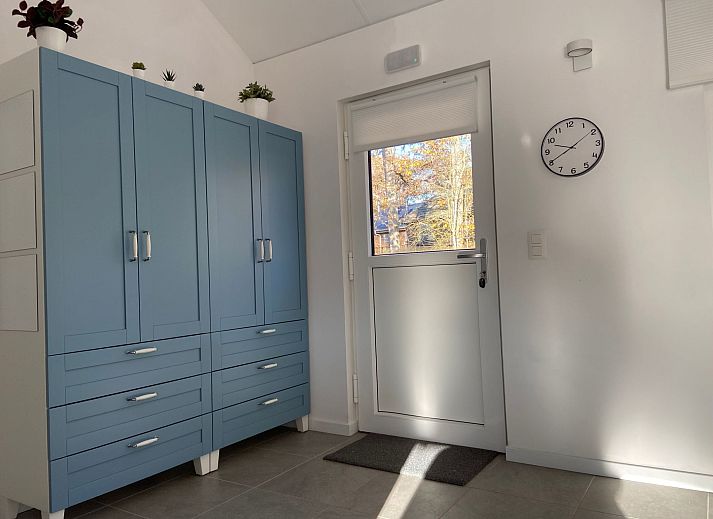 Gemuetliches Wohnzimmer im Ferienhaus Modernes Chalet in Heure, Ardennen, mit stimmungsvoller Weihnachtsdekoration und moderner Beleuchtung.