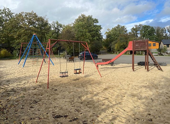 Ferienhaus Modernes Chalet fuer 4 Personen in Heure, Ardennen, Belgien, mit Holzveranda und Blick auf die waldreiche Umgebung.