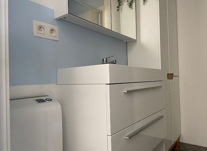 Ferienhaus Modernes Chalet fuer 4 Personen in Heure, Ardennen, Belgien, mit Holzveranda und Blick auf die waldreiche Umgebung.