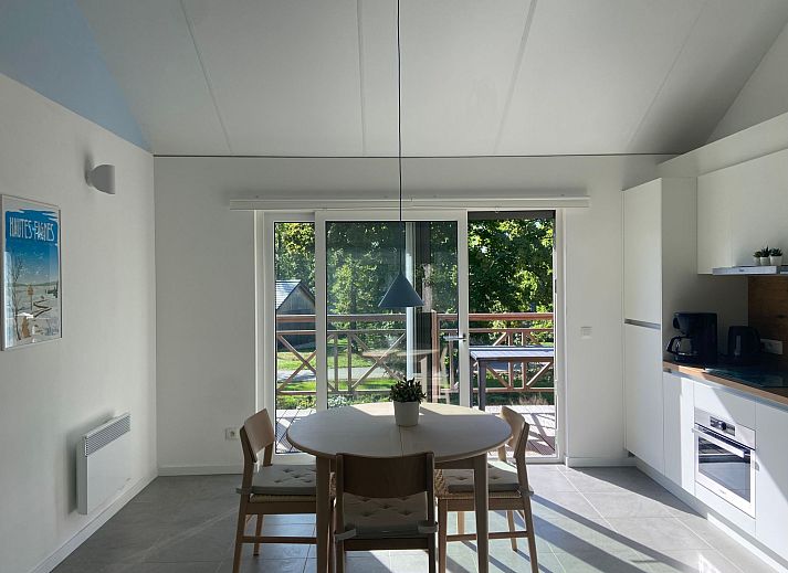 Ferienhaus Modernes Chalet fuer 4 Personen in Heure, Ardennen, Belgien, umgeben von waldreicher Natur mit einer einladenden Veranda.