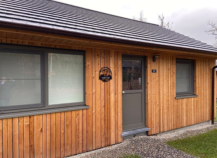 Ferienhaus Modernes Chalet fuer 4 Personen in Heure, Ardennen, Belgien, umgeben von waldreicher Natur mit einer einladenden Veranda.
