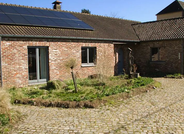 Charmantes Ferienhaus "Villa La Meuse - Die Maas" in Dinant, Ardennen, Belgien, mit sonnigem Innenhof und authentischer Backsteinfassade.