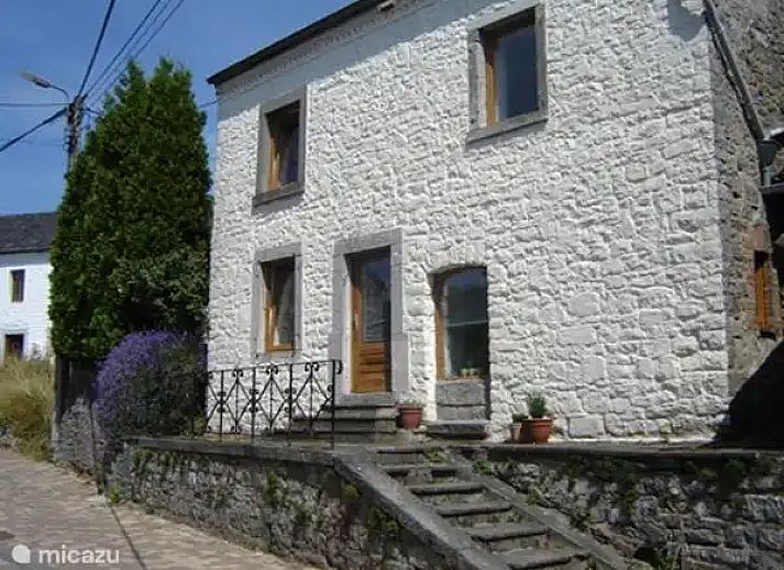 Grosses, gemuetliches Ferienhaus fuer 4 Personen in Dinant, Ardennen. Authentische Steinfassade mit charmantem Eingangsbereich in einer ruhigen Strasse.