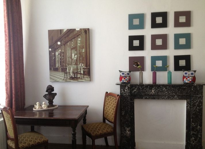 Ingang van vakantiehuis Falaen in de Ardennen, Namen, Belgie met stenen gevel en groene struiken.