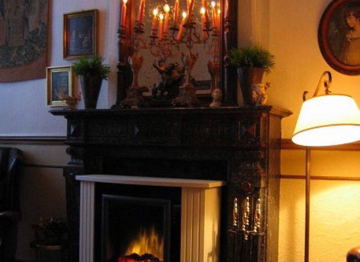 Ingang van vakantiehuis Falaen in de Ardennen, Namen, Belgie met stenen gevel en groene struiken.