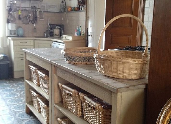 Klassieke piano in vakantiehuis Falaen, Falaen, Ardennen met kunstwerken aan de muur.