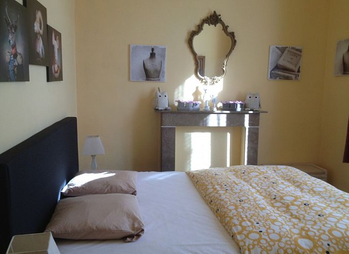 Klassieke piano in vakantiehuis Falaen, Falaen, Ardennen met kunstwerken aan de muur.