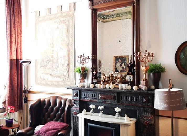 Klassieke piano in vakantiehuis Falaen, Falaen, Ardennen met kunstwerken aan de muur.