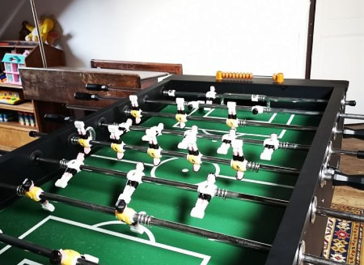 Stijlvolle zithoek met kunst en open haard in vakantiehuis Falaen, Falaen, Ardennen.